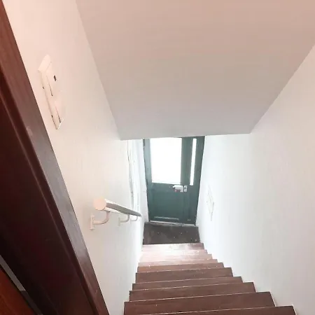 Basilio Next To Ladra Flea Market Лиссабон